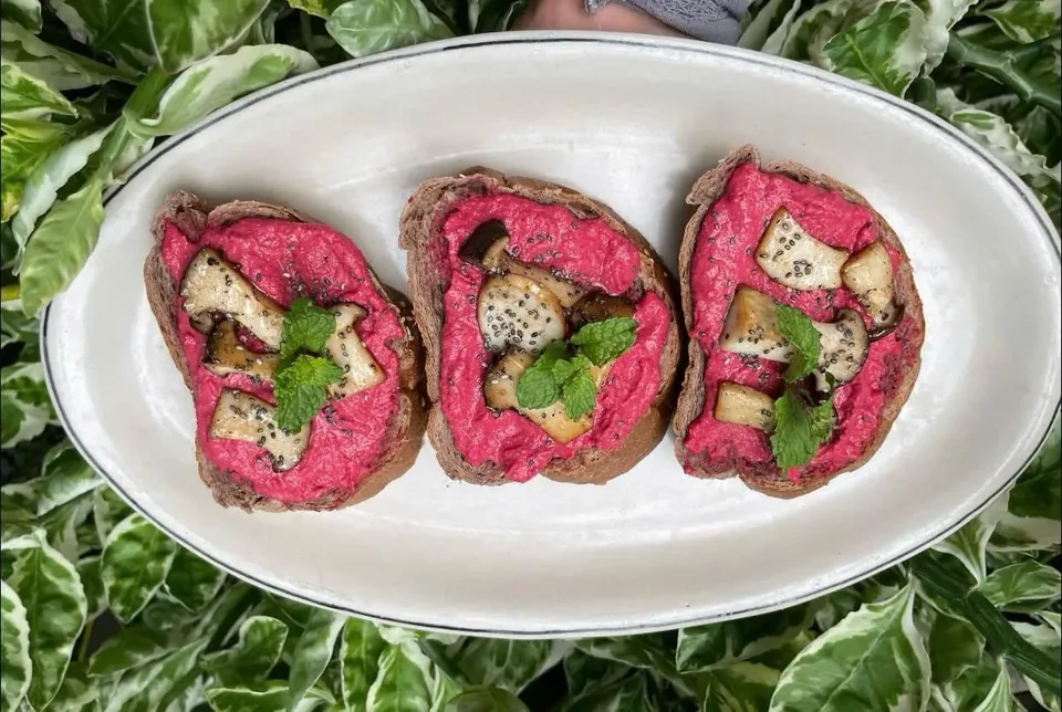 Beetroot hummus toasts